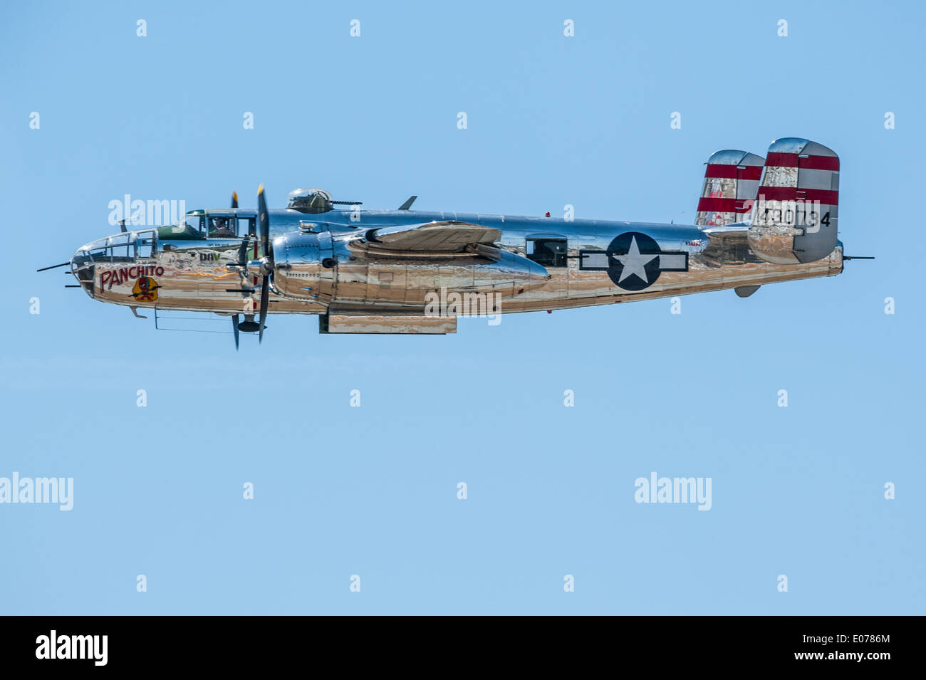 Vue latérale d'un corps chromé, la seconde guerre mondiale, des bombardiers B-25 Mitchell contre un ciel bleu clair, plus de Columbus, Géorgie, USA. Banque D'Images