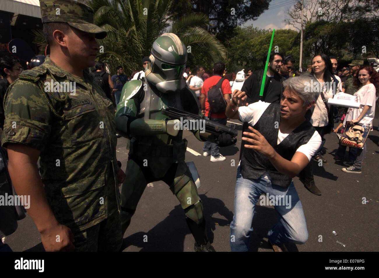 La ville de Mexico, Mexique. 4 mai, 2014. Les gens prennent part à la célébration du Jour de la guerre des étoiles dans le champ de Mars, le Casino de la ville de Mexico, capitale du Mexique, le 4 mai 2014. Fans partout dans le monde de la saga cinématographique Star Wars célébrer le jour le 4 mai de chaque année. © Abdel Meza/Xinhua/Alamy Live News Banque D'Images