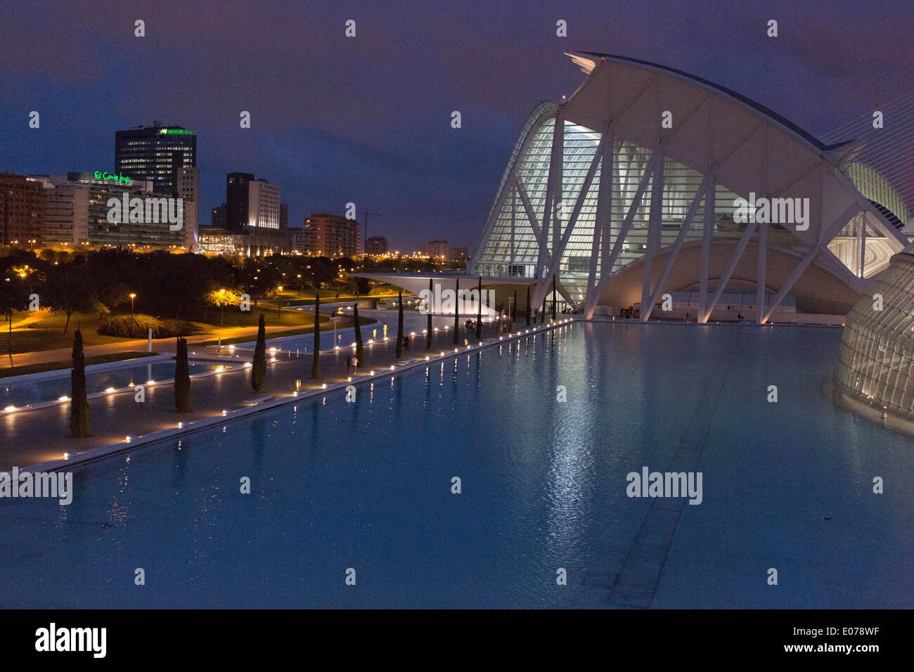 Cité des Arts et des sciences construit à partir de plans de l'architecte Santiago Calatrava dans la lumière du soir 29.10.2013 Banque D'Images