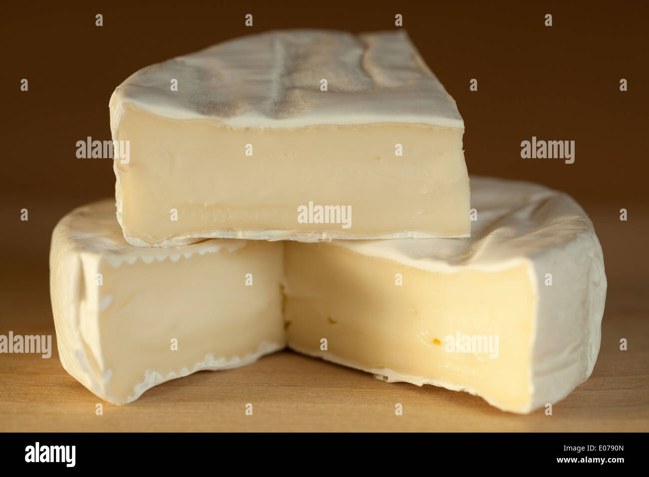 Morceaux de fromage bleu se trouvent sur le tableau Banque D'Images