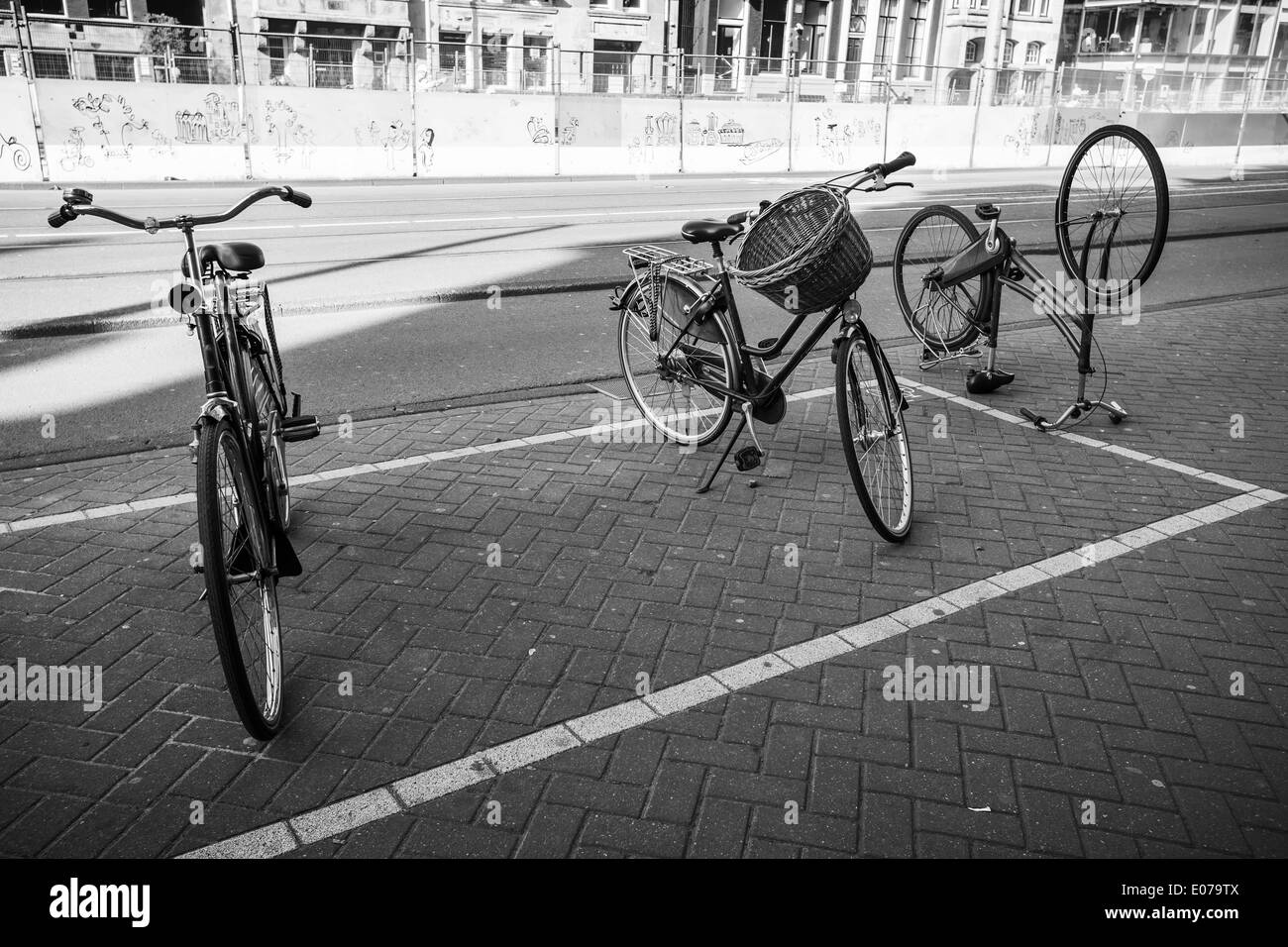Stand des vélos sur une place de parking. Amsterdam, Pays-Bas Banque D'Images