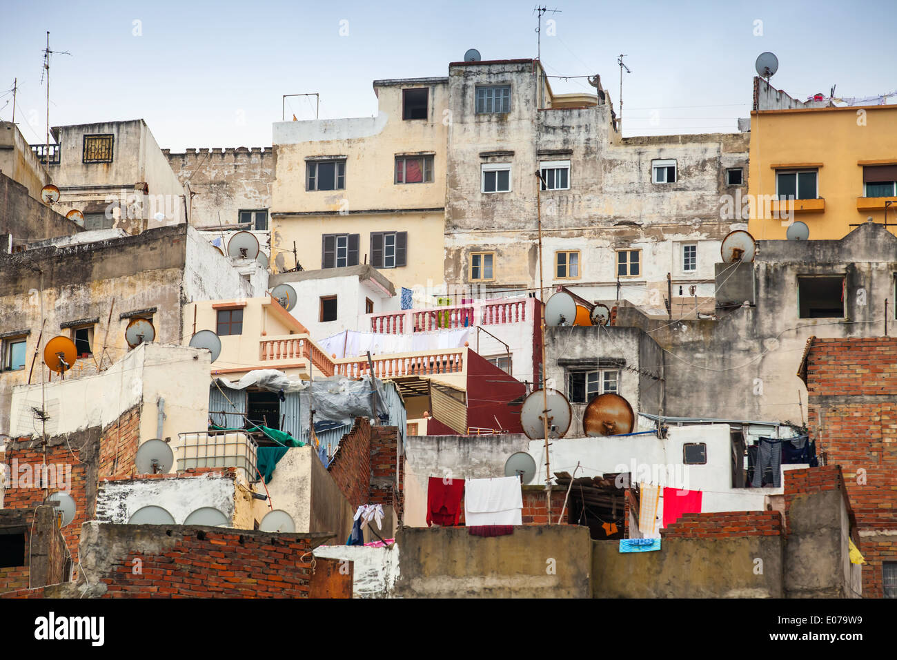 Tanger, Maroc. Maisons colorées de la vieille vie Medina Banque D'Images