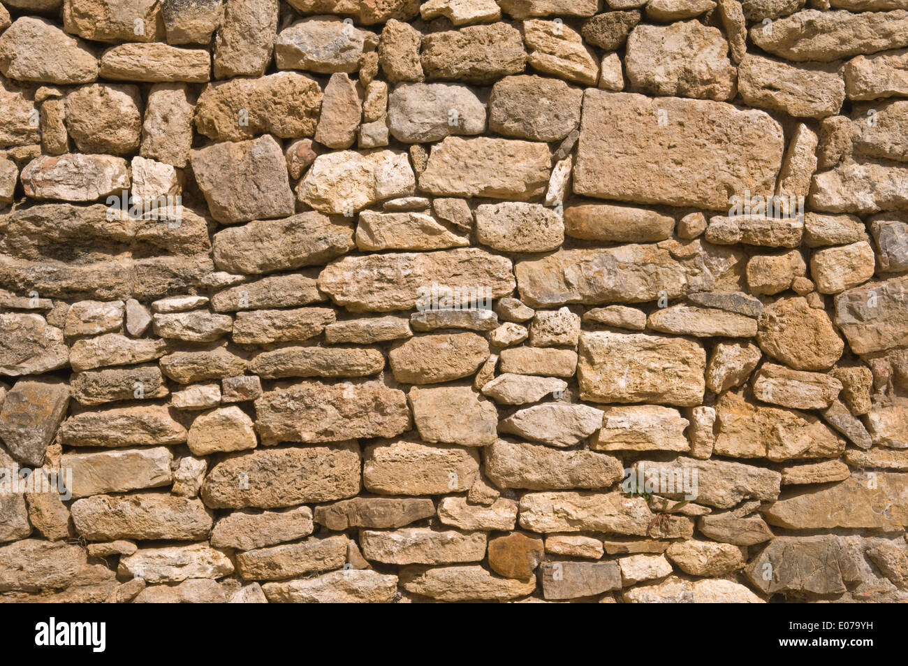 Un mur construit avec des pierres de l'époque romaine Banque D'Images