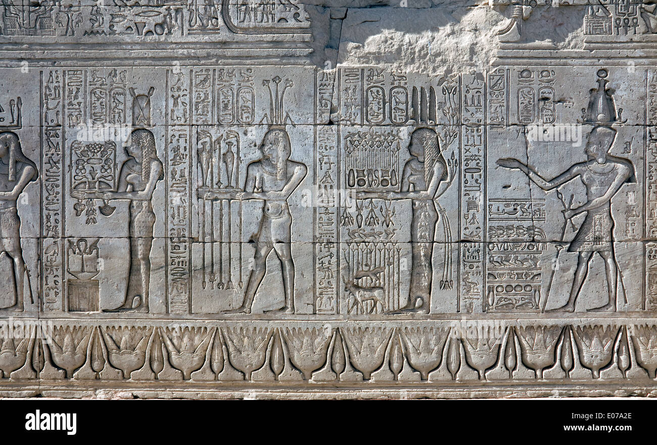 Egypte,Dendera temple ptolémaïque,de la déesse Hathor.Sculptures sur mur extérieur. Banque D'Images