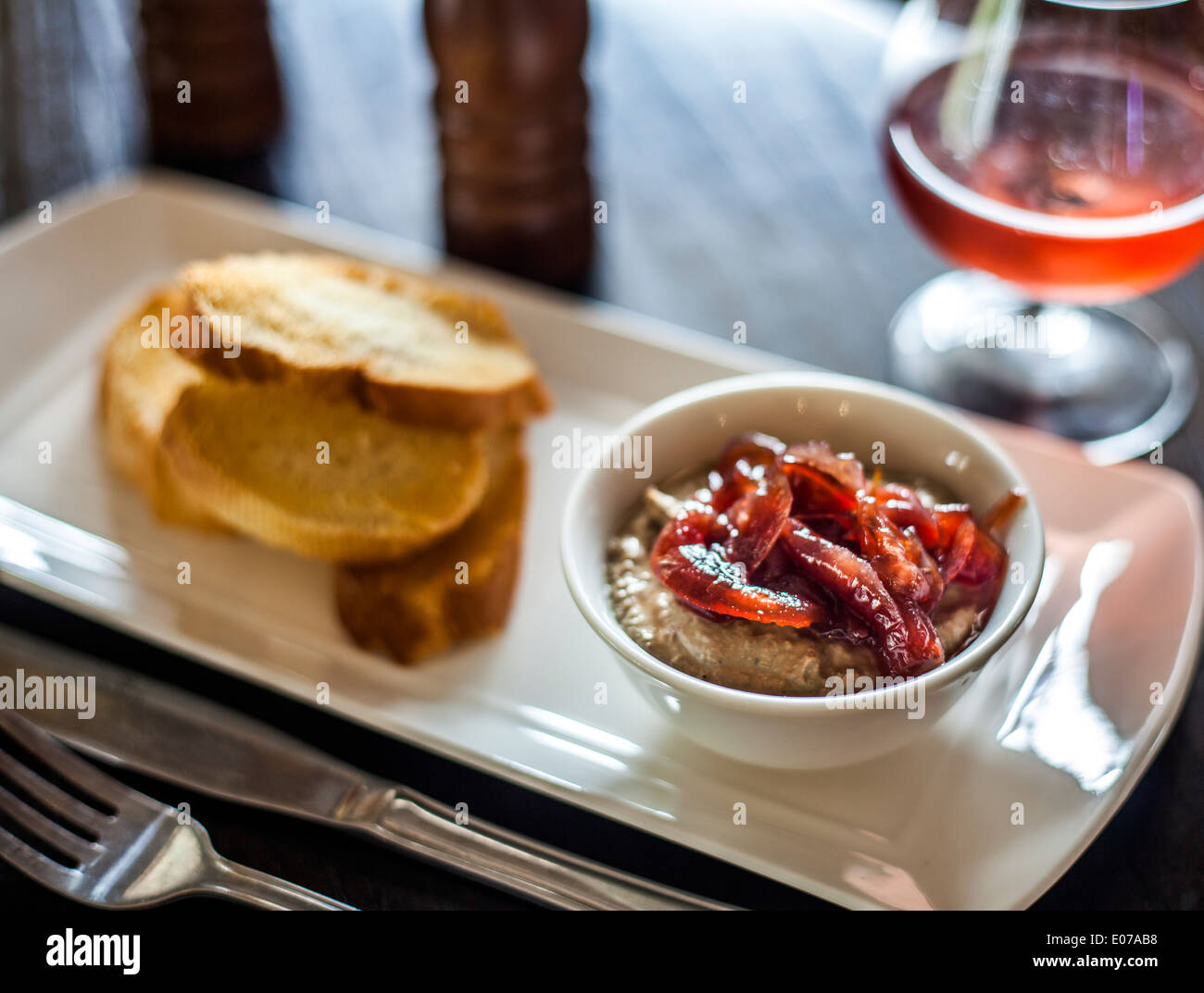 Le pâté de foie de poulet avec la confiture d'oignon rouge, servi avec un vin rose délicate et toasts Banque D'Images