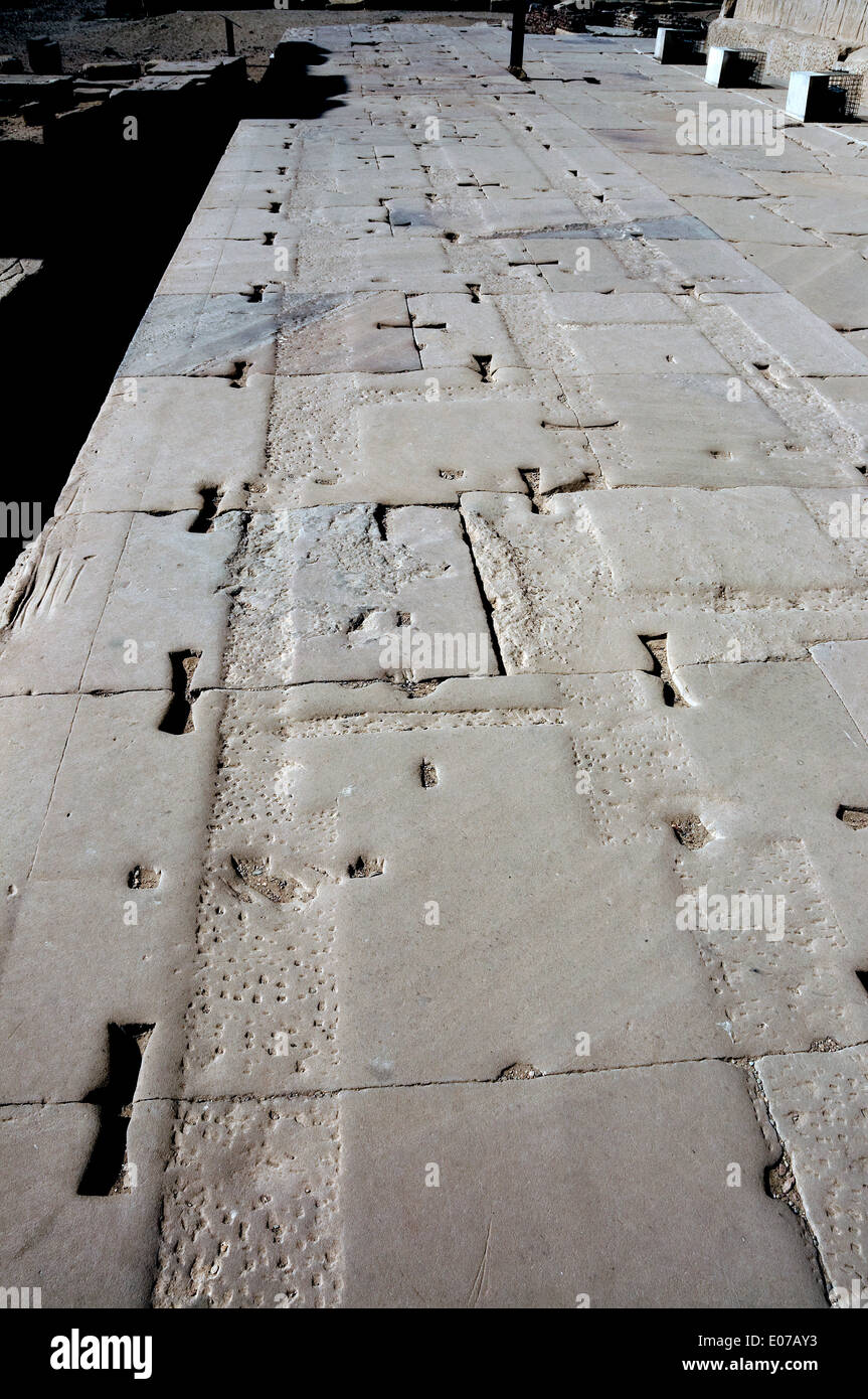 Egypte,Dendera temple ptolémaïque,de la déesse Hathor. Détail du bloc système de verrouillage utilisée dans la construction de Dendera Temple Banque D'Images