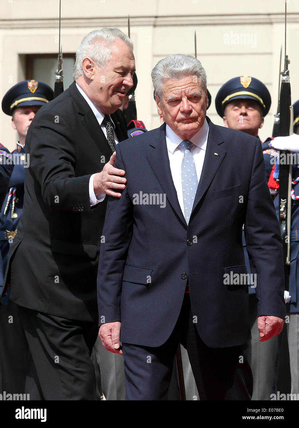 Prague, République tchèque. Le 05 mai, 2014. Le Président allemand Joachim Gauck (R) est reçu par le président tchèque Milos Zeman (L) avec honneurs militaires à Prague, République tchèque, 05 mai 2014. Le chef de l'état allemand est sur une visite de quatre jours en République tchèque. Photo : WOLFGANG KUMM/dpa/Alamy Live News Banque D'Images