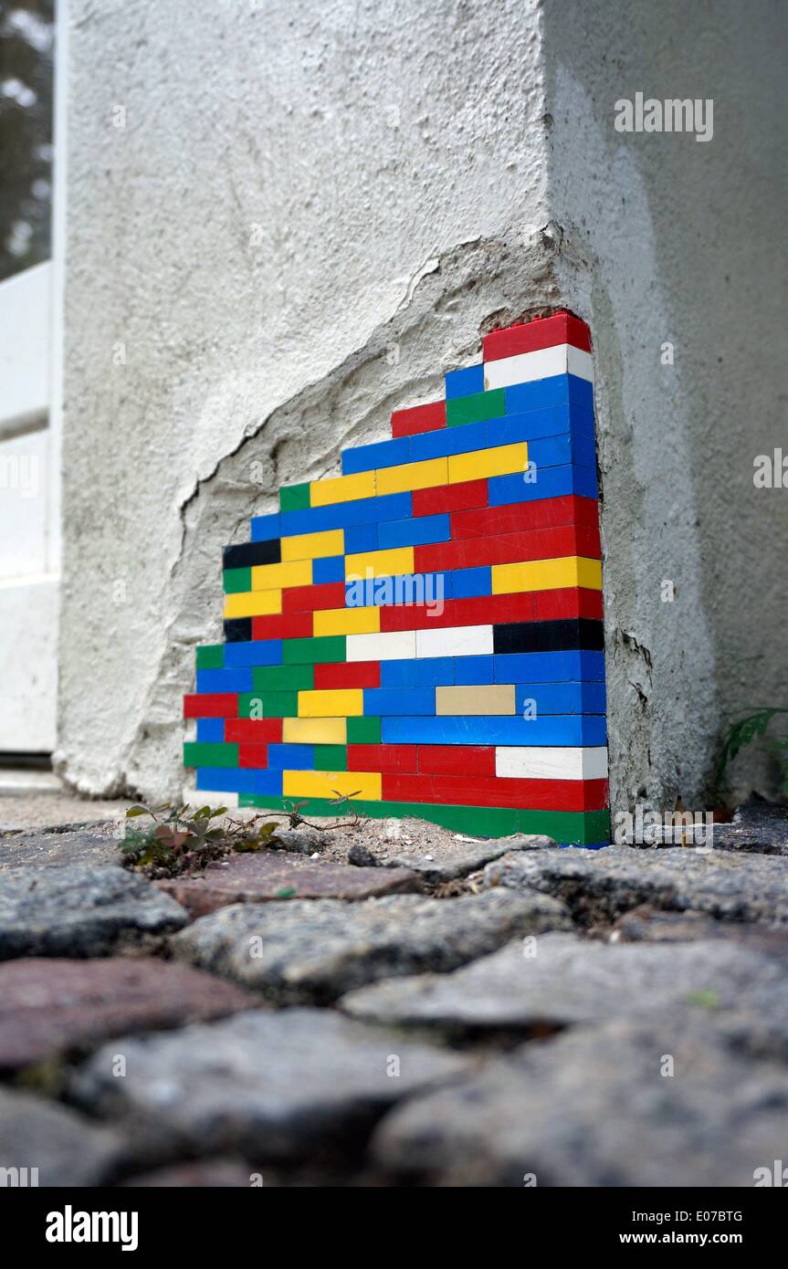 Berlin, Allemagne. 22nd septembre 2013. Les pièces LEGO sont photographiées au coin d'une maison dans le quartier Prenzlauer Berg à Berlin, Allemagne, le 22 septembre 2013. Les espaces et les trous dans les murs sont remplis de pierres lego colorées comme type d'art de rue Fotoarchiv für Zeitgeschichte - ATTENTION: PAS DE SERVICE DE FIL/dpa/Alay Live News Banque D'Images