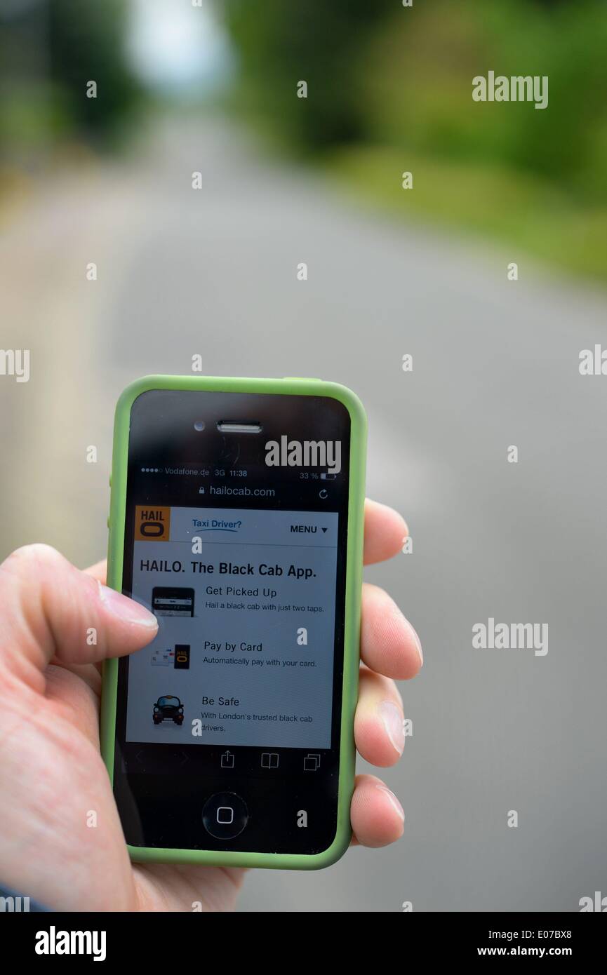 Le Taxi 'App' Hailo sur un smartphone, 30. Avril 2014. Hailo est le plus élevé.app taxi prendre un taxi avec un robinet sur votre téléphone Android ou iPhone. Une licence de taxi à partir de Hailo votre maison, bureau ou restaurant et le regarder arriver en temps réel. Photo : Frank May Banque D'Images