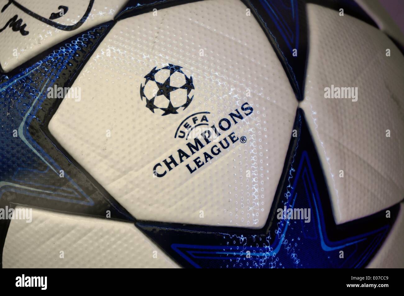 Le Ballon De Soccer De La Ligue Des Champions Match De Quart De Finale Match Retour Le 13 Avril 2011 Est A L Affiche Au Cours De L Uefa Champions League Trophy Tour A