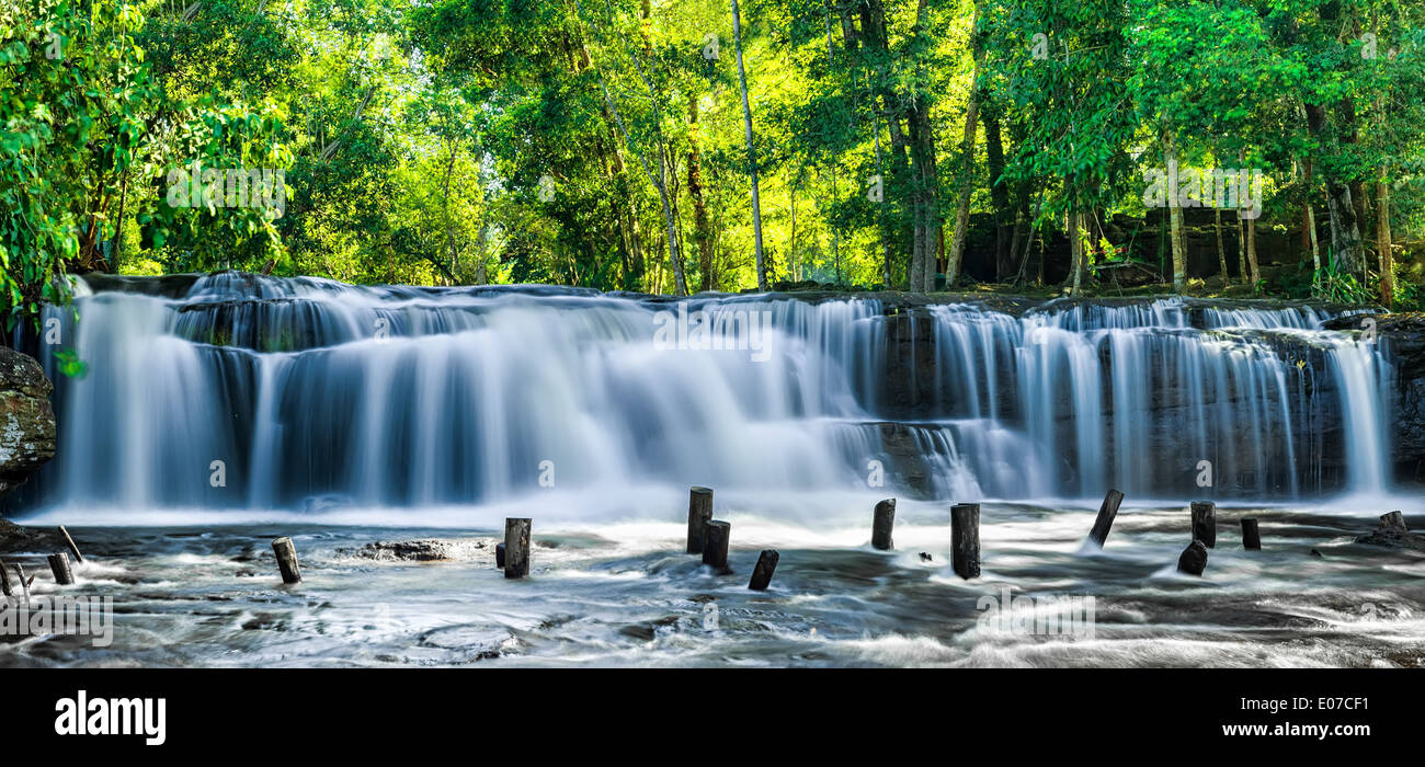 Paysage de forêt tropicale avec de l'eau bleu de cascade Kulen au Cambodge Banque D'Images Paysage de forêt tropicale avec de l'eau bleu de cascade Kulen au Cambodge Banque D'Images
