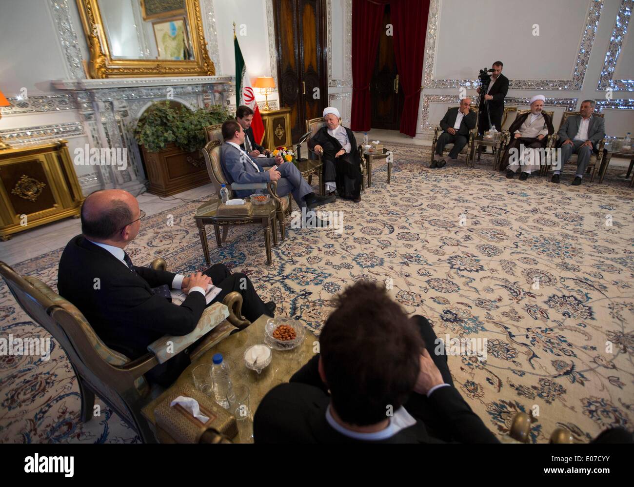 Téhéran, Iran. 5 mai, 2014. AKBAR Hachemi Rafsandjani, ancien président iranien (centre-R), et chef de la délégation de 10 membres, le groupe d'amitié parlementaire de Iran-Italy ETTORE ROSATO (centre-L), assister à une réunion officielle à Téhéran le 5 mai 2014. © Morteza Nikoubazl/ZUMAPRESS.com/Alamy Live News Banque D'Images