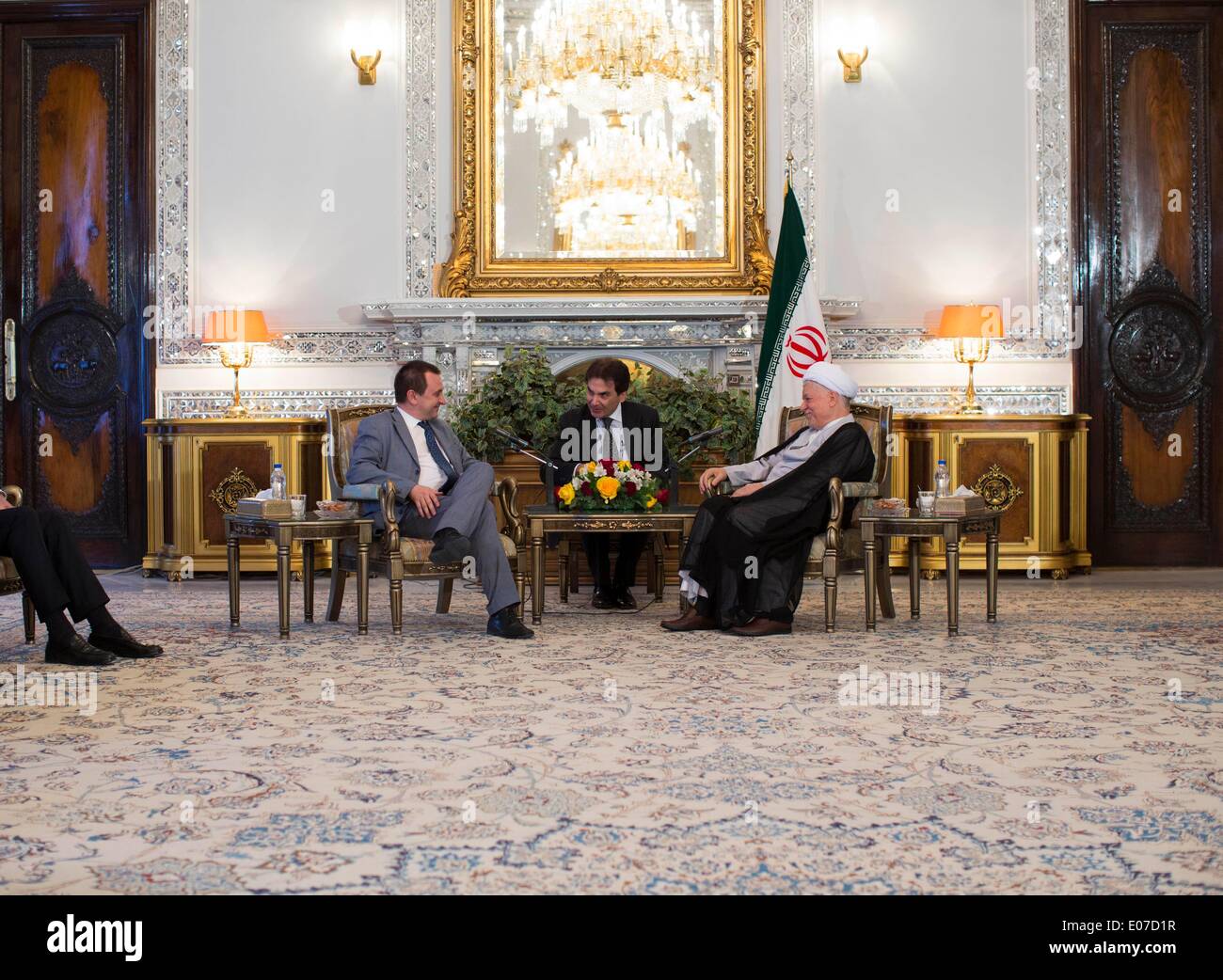 Téhéran, Iran. 5 mai, 2014. AKBAR Hachemi Rafsandjani, ancien président iranien (R), et chef de la délégation de 10 membres, le groupe d'amitié parlementaire de Iran-Italy ETTORE ROSATO (L), assister à une réunion officielle à Téhéran le 5 mai 2014. © Morteza Nikoubazl/ZUMAPRESS.com/Alamy Live News Banque D'Images
