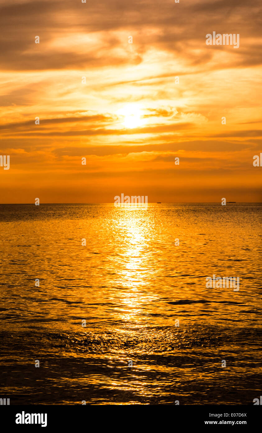 Coucher du soleil sur l'océan. Océan Indien Maldives Banque D'Images