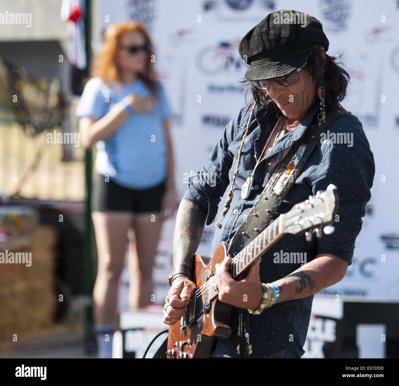 Dana Point, Californie, USA. 4 mai, 2014. La version de Jimmy Hendrix de la Rock'n Roll Star Bangled Banner a été joué juste avant le début de la Men's Pro course le dimanche après-midi.La 8e édition du Grand Prix 2014 Dana Point de vélo, une journée de course classique en l'honneur de l'ancien marine américain, feu John Johnson qui est mort d'un mésothéliome, a couru toute la journée de dimanche dans la région de Dana Point. Le circuit fermé, exécuter en tant qu'un circuit et connu comme critère, les courses pour tous les âges et toutes les compétences, y compris les enfants et le grand public. Le Men's pro course, prévue comme le dernier événement de la journée, une bourse de $ en vedette Banque D'Images