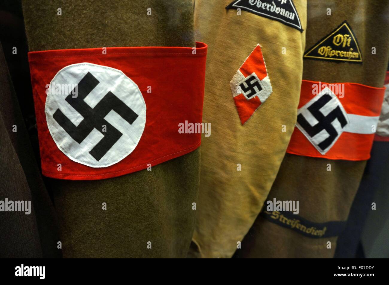 Berlin, Allemagne. 03rd novembre 2013. Des uniformes portant l'emblème de la swastika sont exposés au Musée historique allemand d'Unter den Linden, dans le quartier de Mitte à Berlin, en Allemagne, le 03 novembre 2013. Fotoarchiv für Zeitgeschichte - PAS DE SERVICE DE FIL/dpa/Alay Live News Banque D'Images