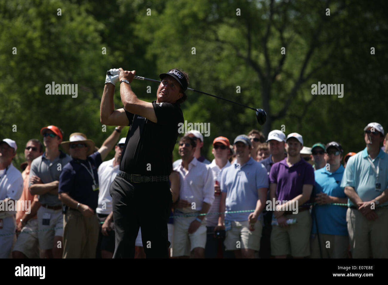 Charlotte, Caroline du Nord, USA. 4 mai, 2014. PHIL MICKELSON, qui a terminé à égalité en 11e place, tees off à la 8e dimanche lors du trou de la ronde finale de la Wells Fargo championnat au Quail Hollow Country Club à Charlotte, NC. © Matt Roberts/ZUMAPRESS.com/Alamy Live News Banque D'Images