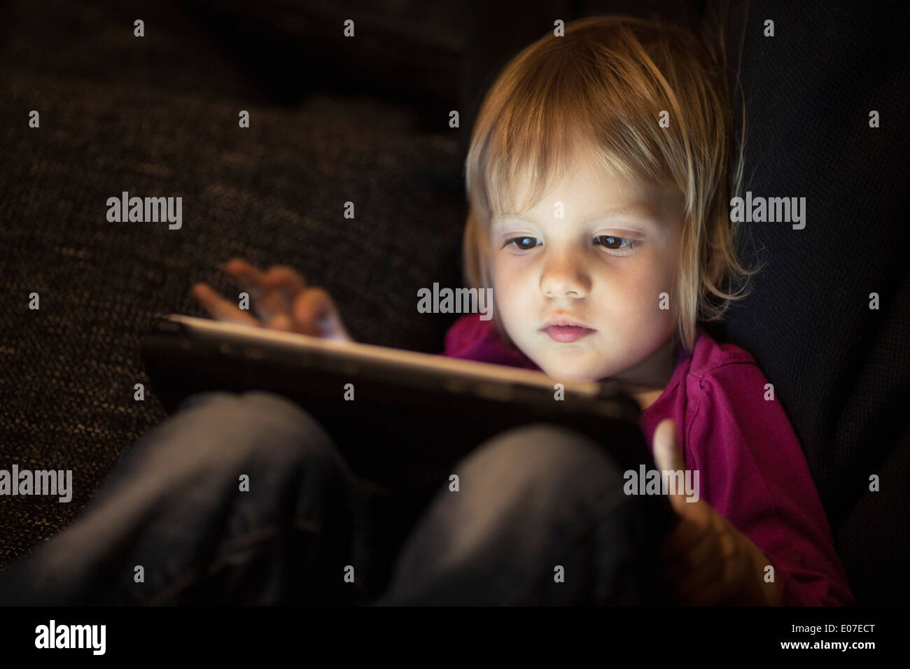 Blonde girl using digital tablet Banque D'Images