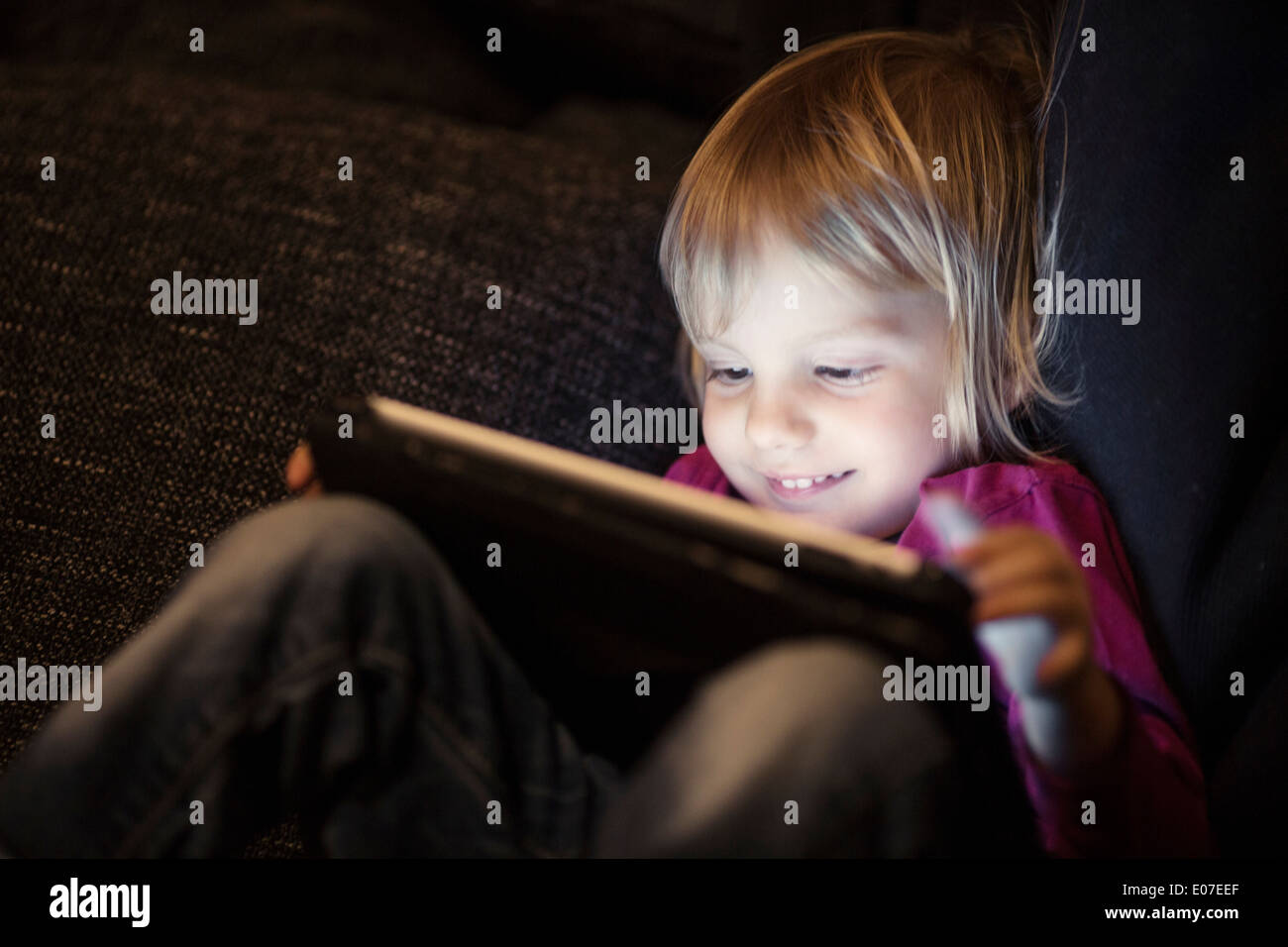 Blonde girl using digital tablet Banque D'Images