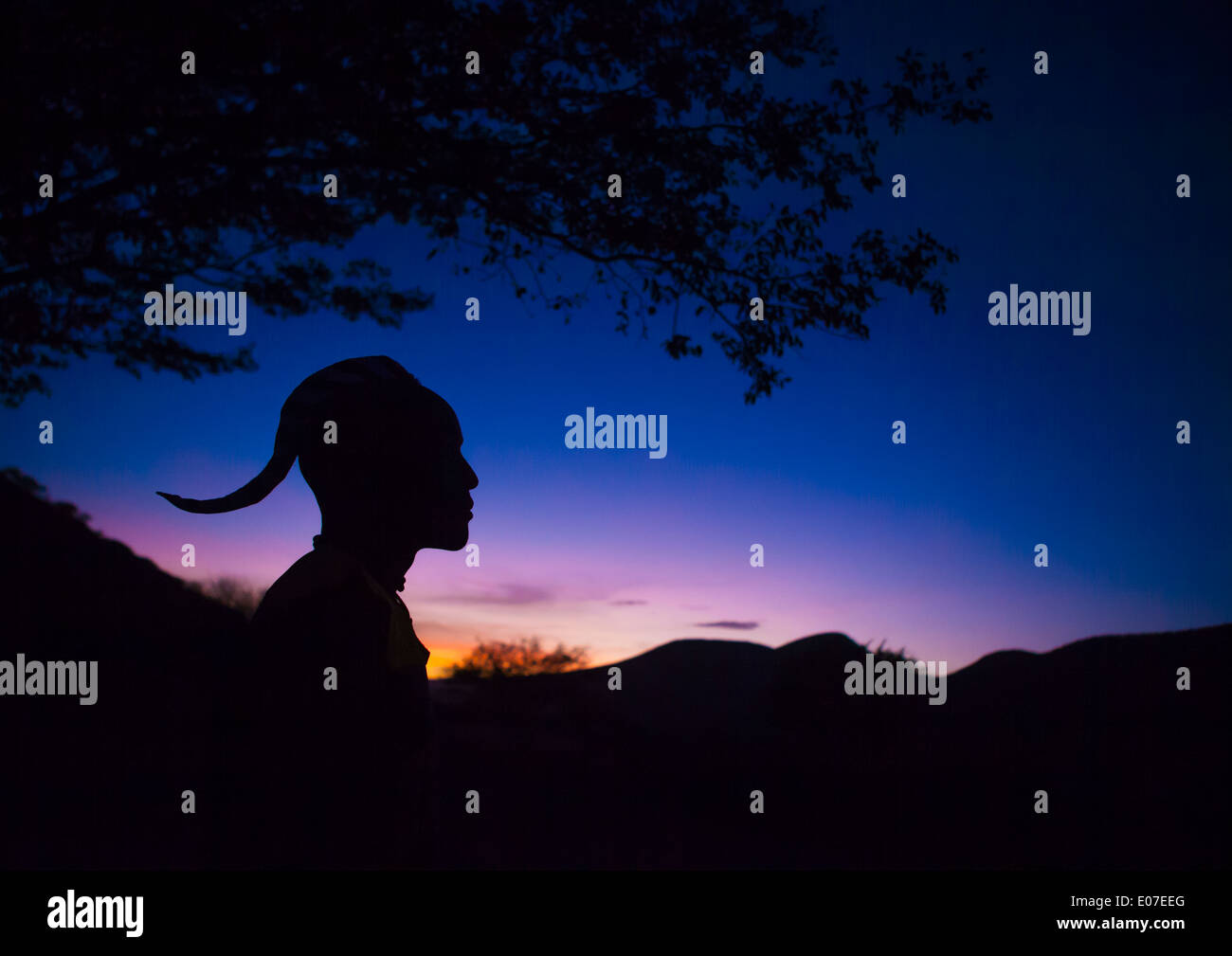 Homme Himba Silhouette Dans le coucher du soleil, la Namibie, Epupa Banque D'Images