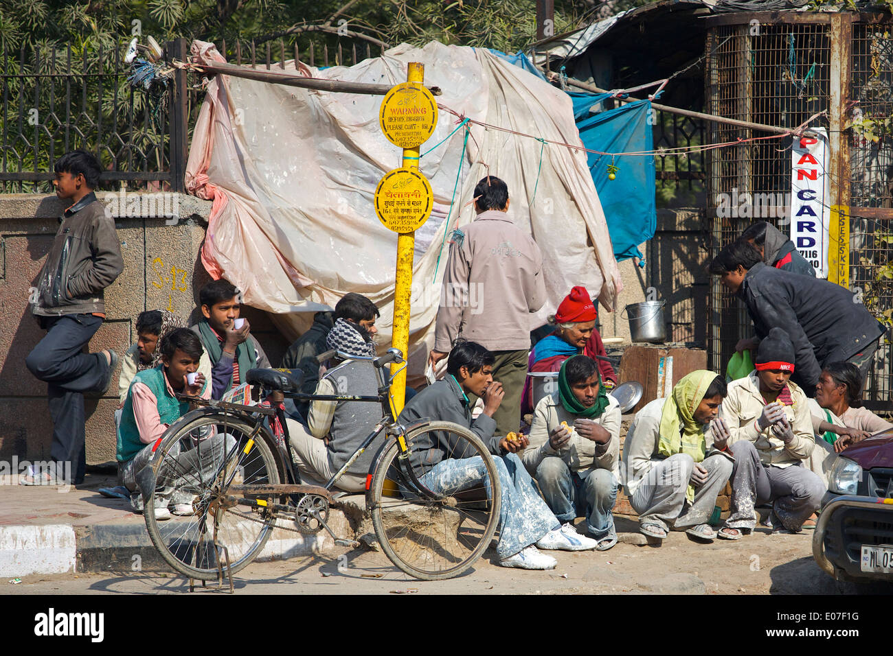 Les travailleurs de la construction des Indiens Pause déjeuner à Saket, New Delhi, Inde. Banque D'Images