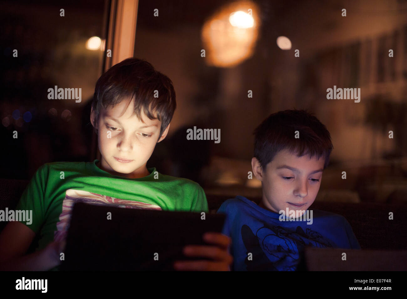 Deux garçons jouant avec les tablettes numériques Banque D'Images
