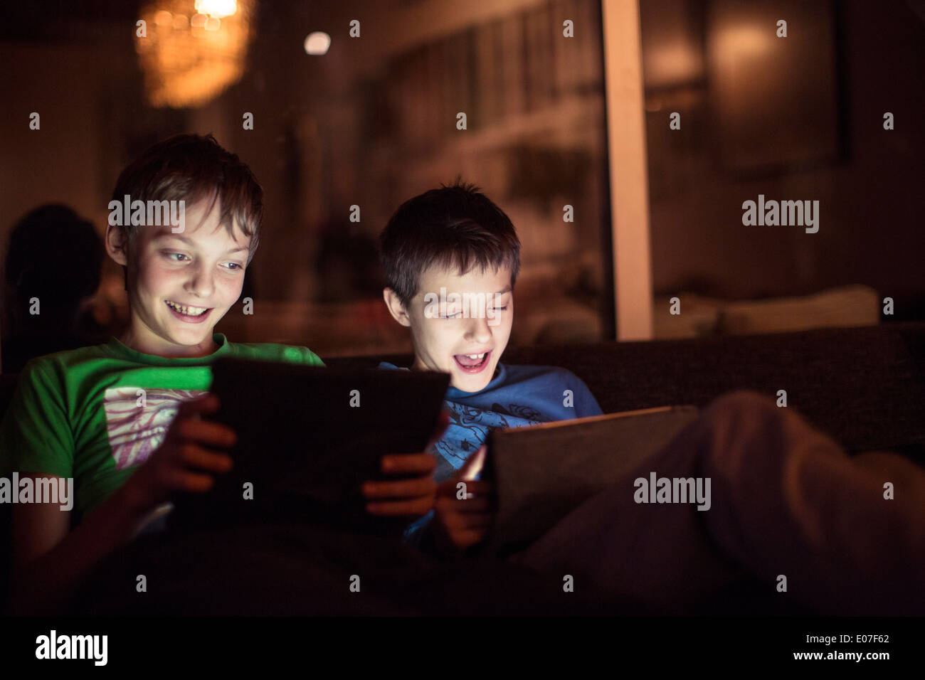 Deux garçons jouant avec les tablettes numériques Banque D'Images