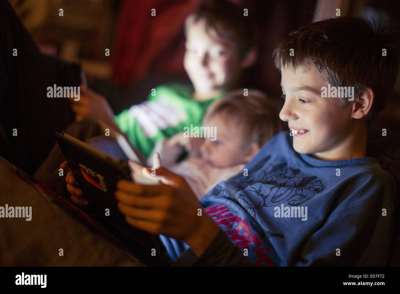 Deux garçons jouant avec les tablettes numériques Banque D'Images