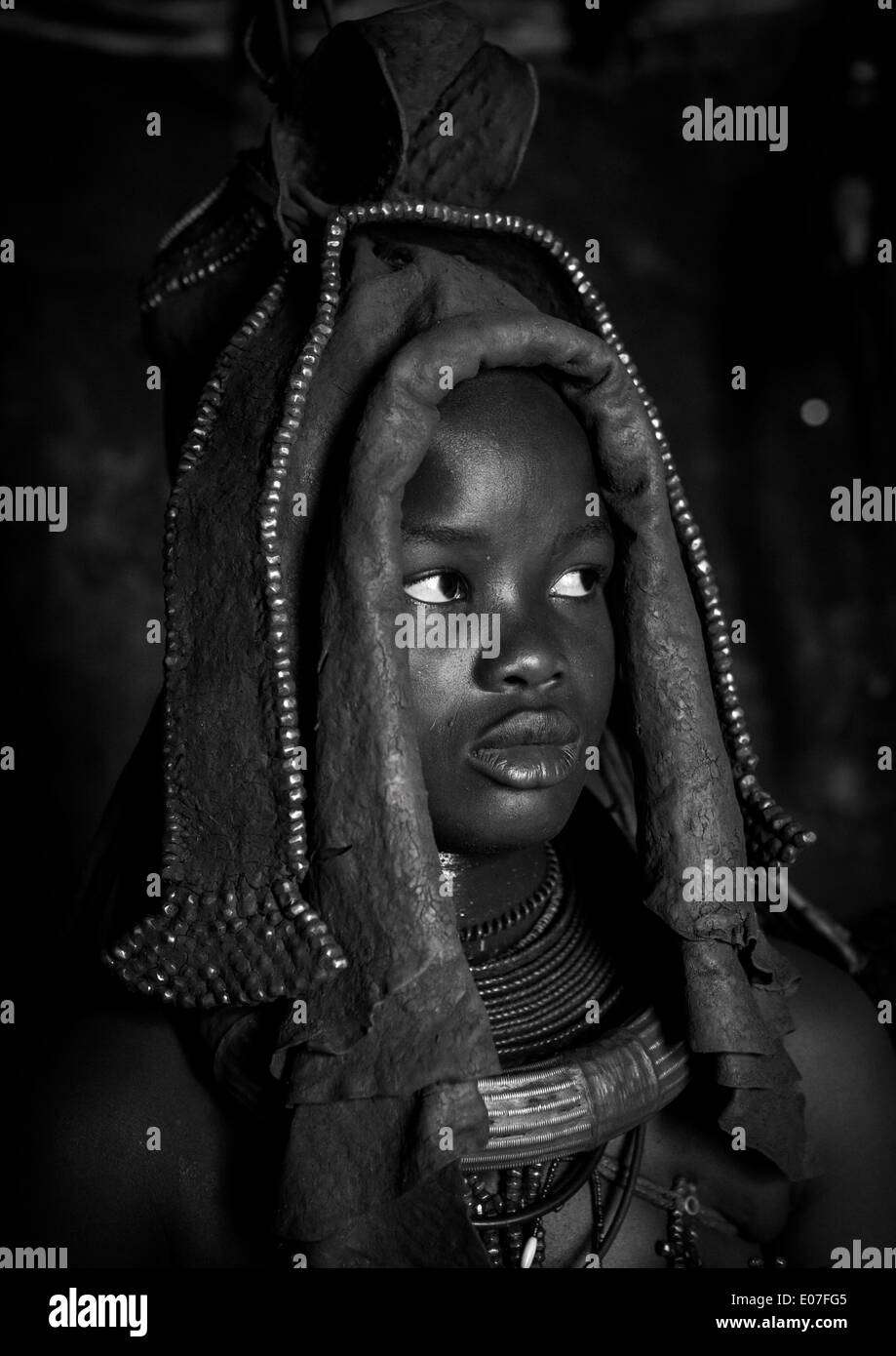 Femme portant une coiffure de mariage, tribu Himba en Namibie, Epupa Banque D'Images