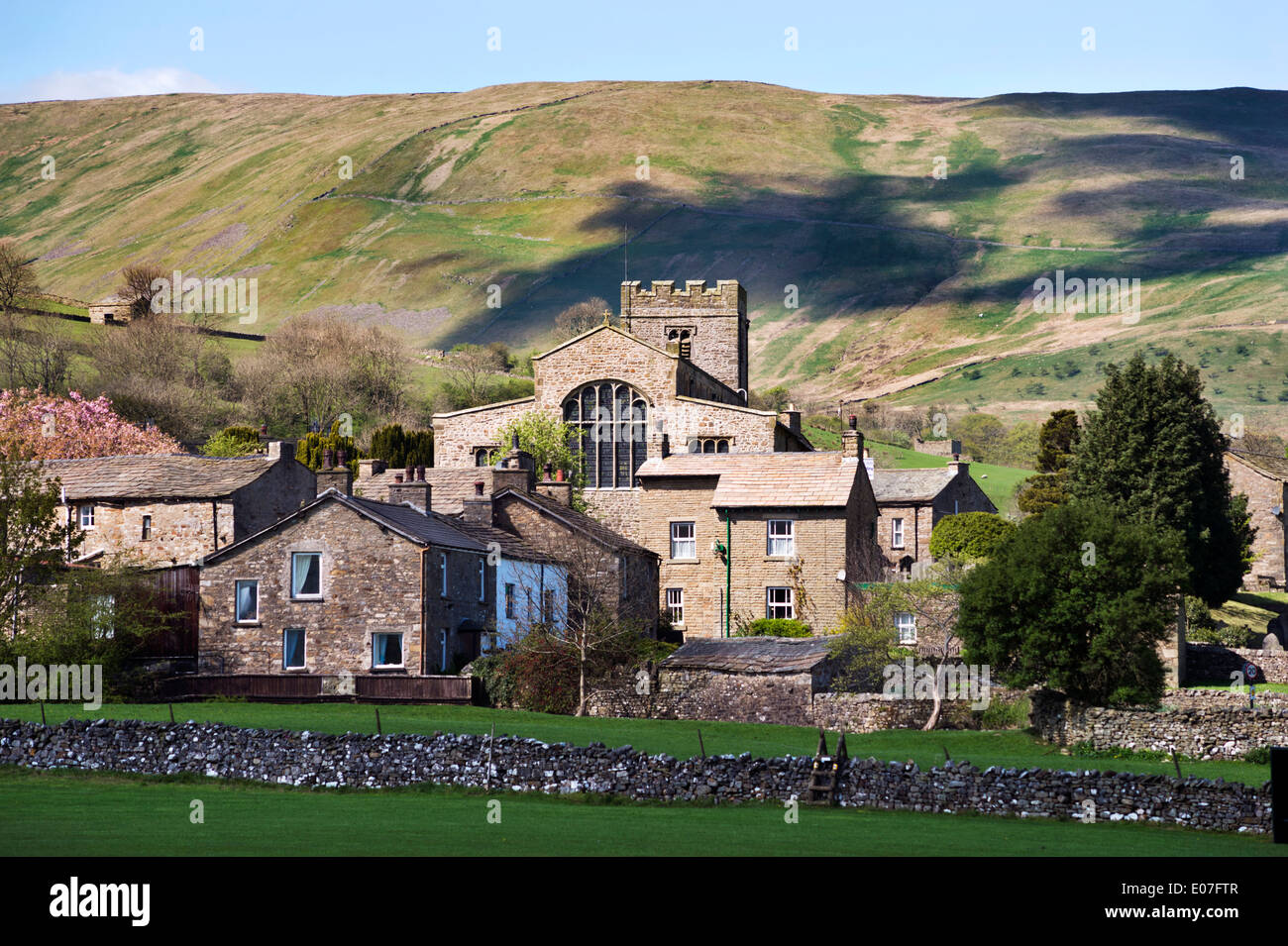 Matinée de printemps, le village de Dent, Cumbria, Royaume-Uni, situé dans le Parc National des Yorkshire Dales, au Royaume-Uni. Montrant Église de St Andrew. Banque D'Images