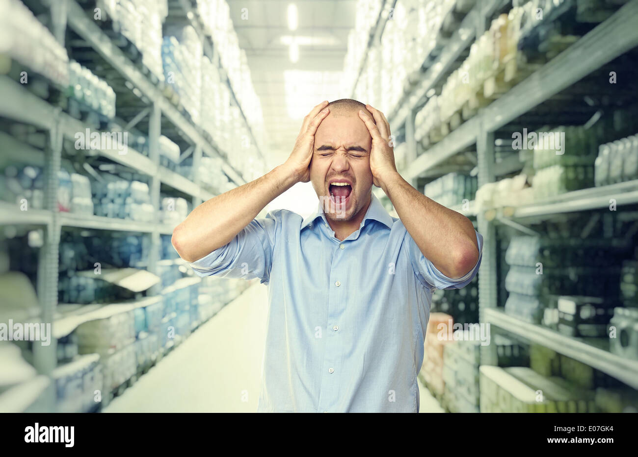 A souligné l'homme et contexte d'entrepôt boutique Banque D'Images