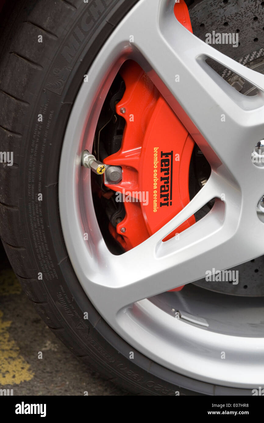 Roue sur une Ferrari 458 Italia voiture montrant le système de freinage abstract Banque D'Images