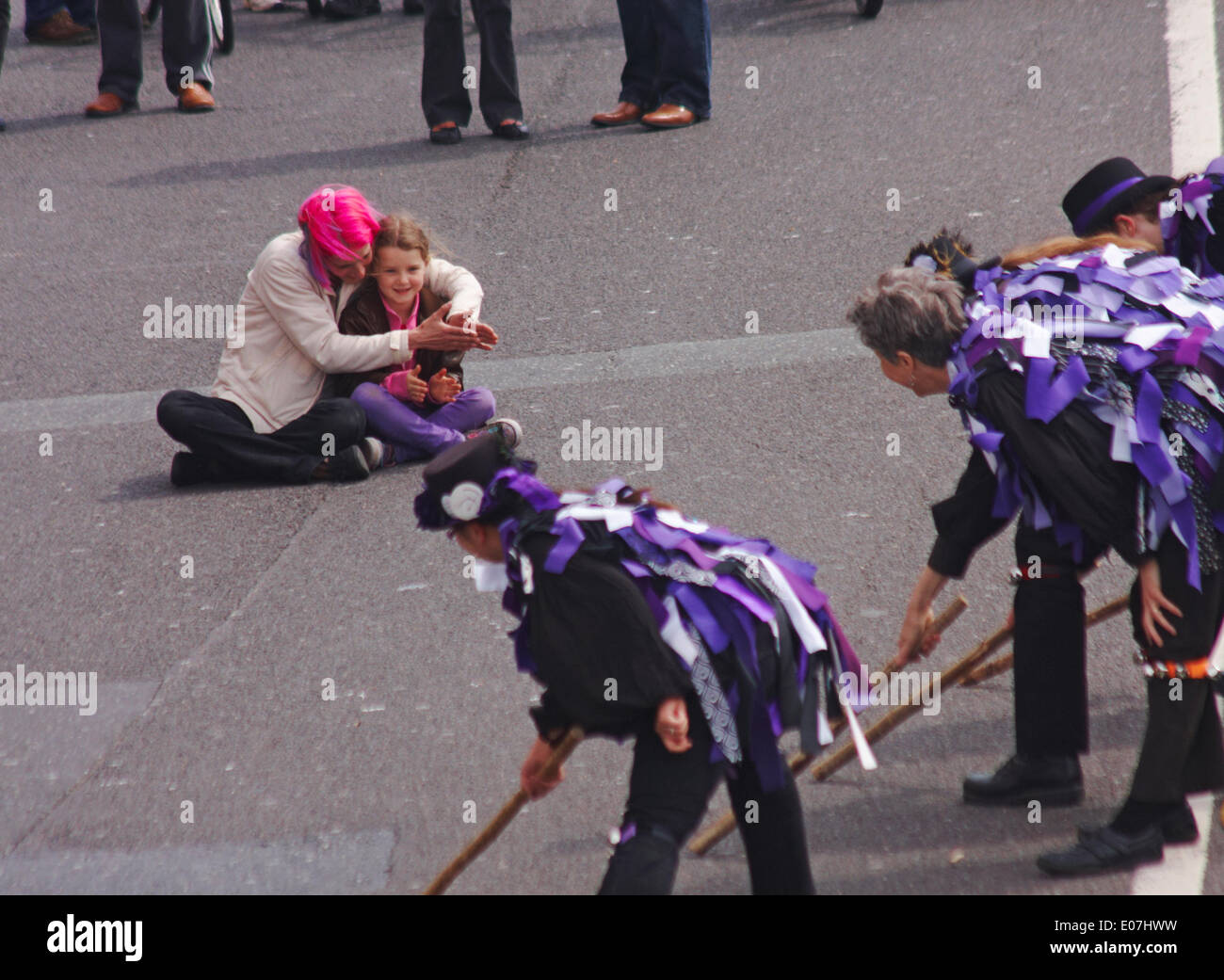 Morris anonyme divertir avec leurs danses Morris et de la musique dans le cadre de Poole Street Arts Festival sur le quai pour célébrer la Journée de mai Vacances de Banque Crédit : Carolyn Jenkins/Alamy Live News Banque D'Images