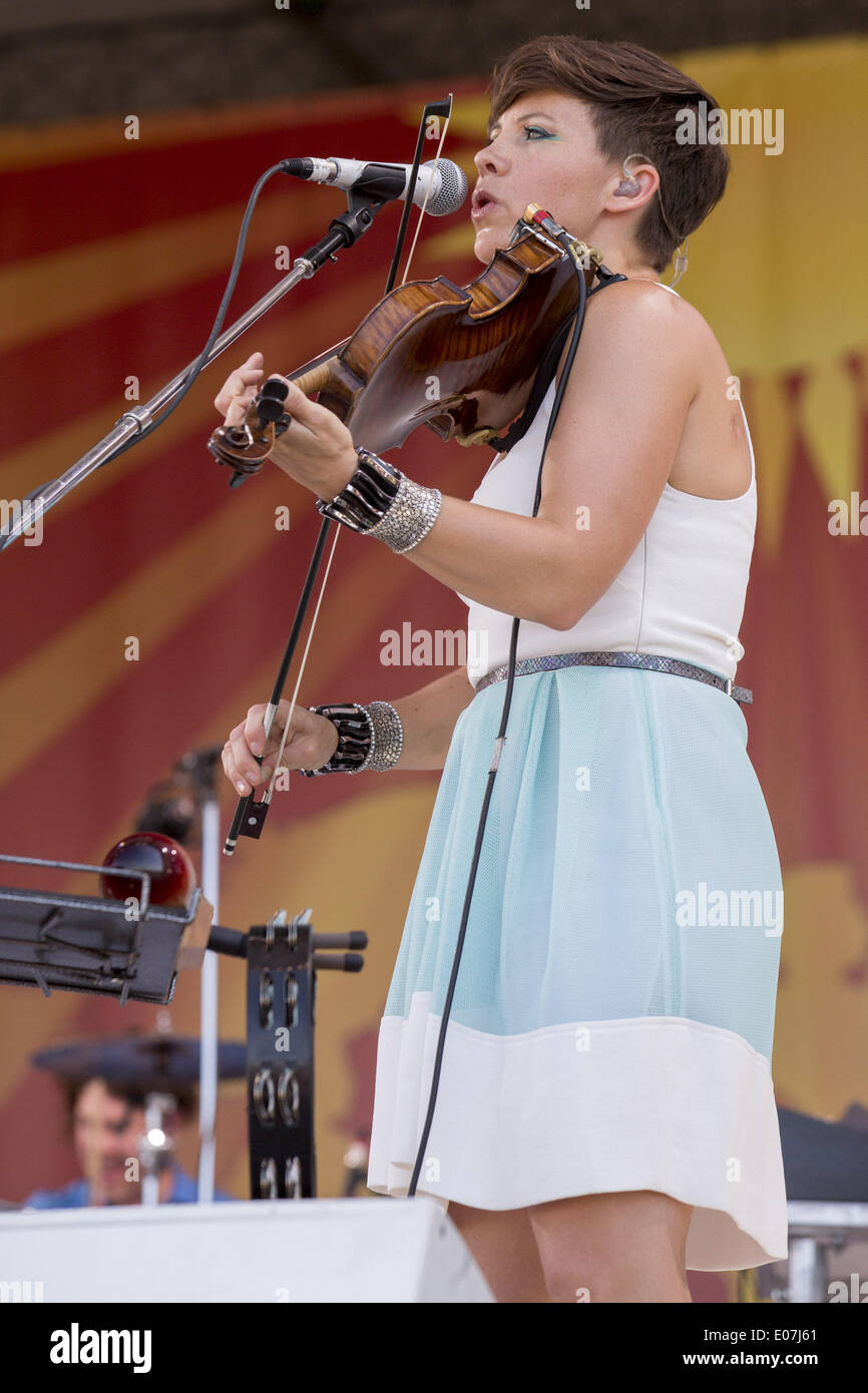 La Nouvelle-Orléans, Louisiane, Etats-Unis. 4 mai, 2014. SARAH NEUFELD effectue vivre avec Arcade Fire à Nola Jazz Fest de La Nouvelle-Orléans, Louisiane © Daniel DeSlover/ZUMAPRESS.com/Alamy Live News Banque D'Images