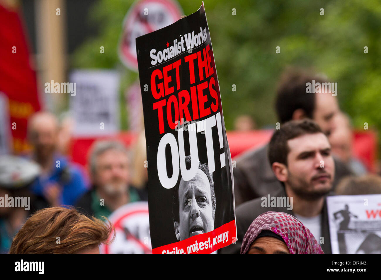 Salford, Manchester, UK 5 Mai, 2014. Les Conservateurs 'Get out' affiche de Salford mai annuel. Manchester, Salford, Bury et Oldham, Trades Union Councils a organisé cette année, la manifestation du Premier Mai, avec le message "Un avenir meilleur pour toutes nos communautés' pour célébrer la Journée internationale des travailleurs. Les travailleurs se sont réunis à Bexley Square d'entendre des intervenants avant la marche pour les jardins de la cathédrale. Les thèmes de cette année étaient notamment l'opposition à la Chambre à coucher, réductions d'impôt et de la fracturation hydraulique. (C) Mar Photographics/Alamy Live News Banque D'Images