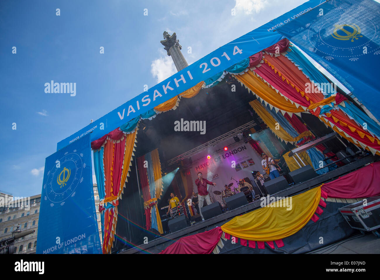 Trafalgar Square, Londres, Royaume-Uni. 04 mai, 2014. La mairie le Vaisakhi Festival, en partenariat avec Sony Entertainment Networks, a lieu dans un soleil du printemps pour célébrer le jour le plus saint du calendrier sikh avec de nombreux artistes vivent à de grandes foules. Premi Johal l'exécution. Credit : Malcolm Park editorial/Alamy Live News Banque D'Images