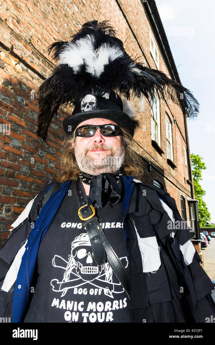 Rochester, Kent, UK. 5 mai, 2014. Un musicien de l'équipe de Morris Le Gong à récurer en attente d'effectuer aux socs Festival à Rochester, Kent, UK. Photographe : Gordon 1928/Alamy Live News Banque D'Images