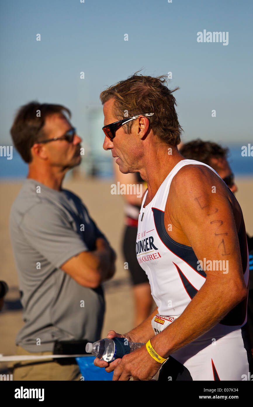 L'approche de l'Athlète masculin de la ligne d'arrivée au Triathlon 2013 Hermosa Beach, Los Angeles, Californie. Banque D'Images