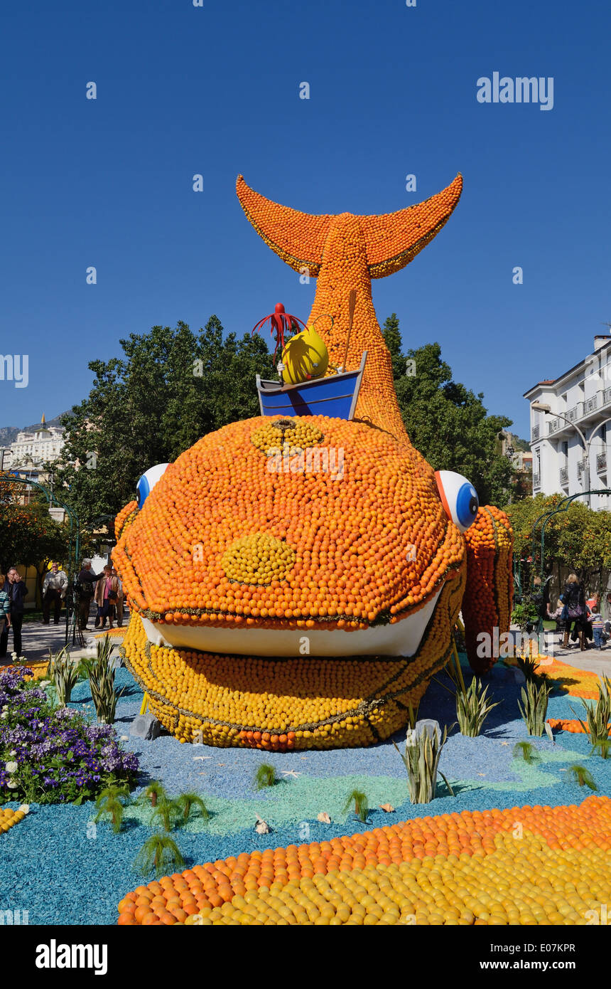 Poisson géant fait d'Oranges et citrons Sculpture Fruits Fête du Citron Menton France Banque D'Images