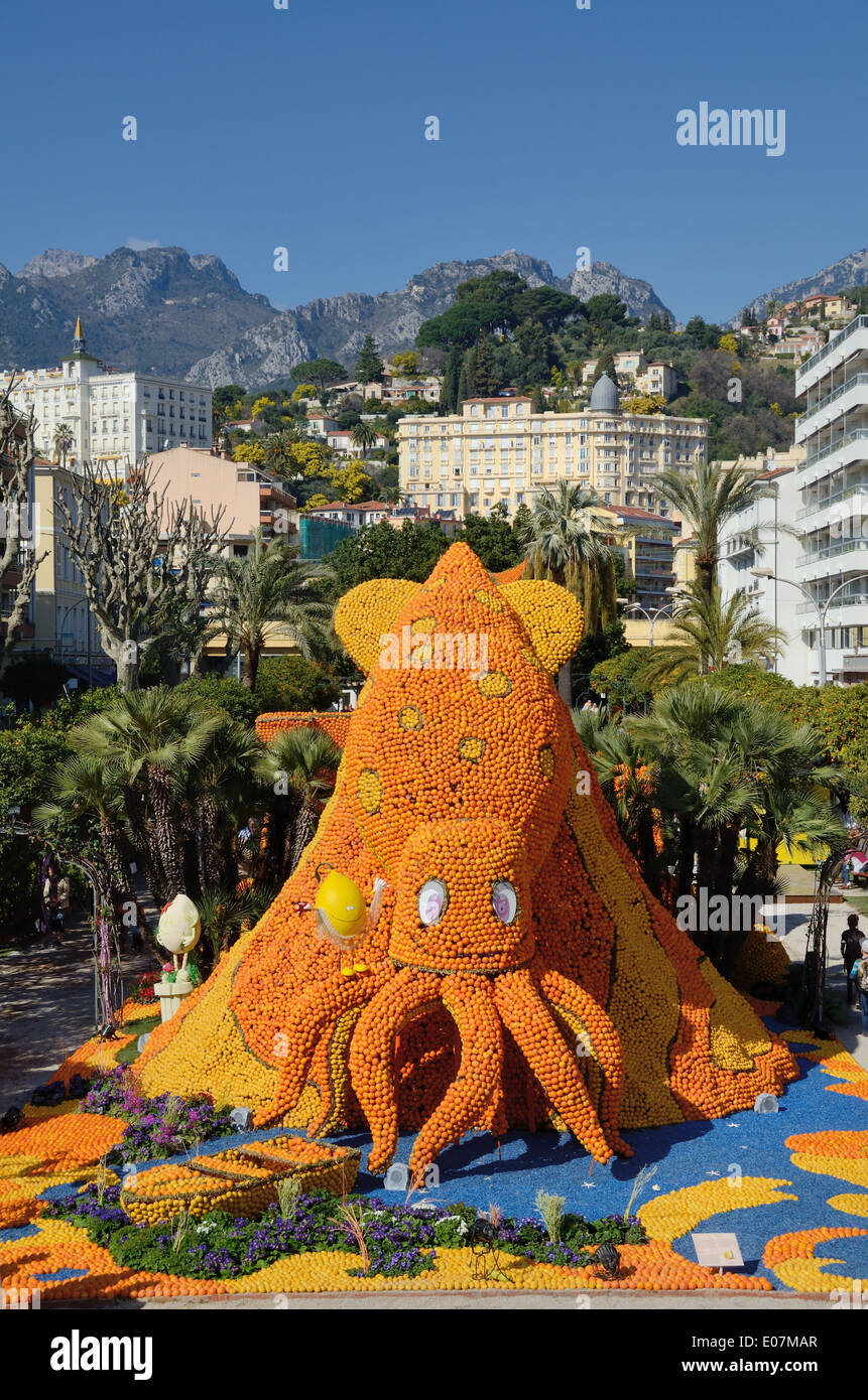 Pieuvre géante sculpture à l'assemblée annuelle fête du citron ou de la Fête du Citron à Menton France Alpes-Maritime Banque D'Images