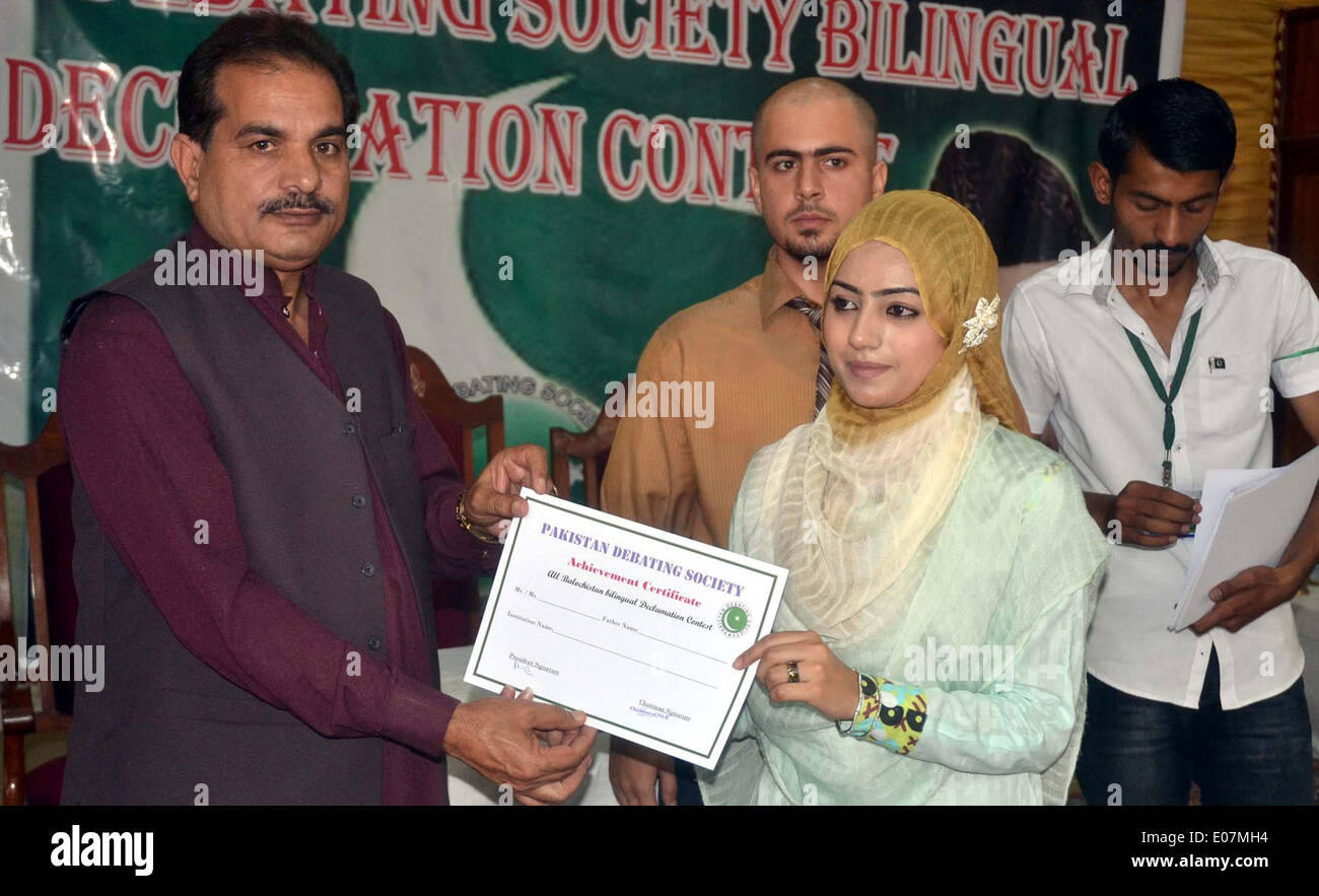 Directeur adjoint de l'Afzal Suleri attribution des prix parmi les élèves qui ont obtenu en position de concurrence débat organisé par le Pakistan de discussion tenue au Government College Road Kuwari de Quetta le Lundi, Mai 05, 2014. Banque D'Images