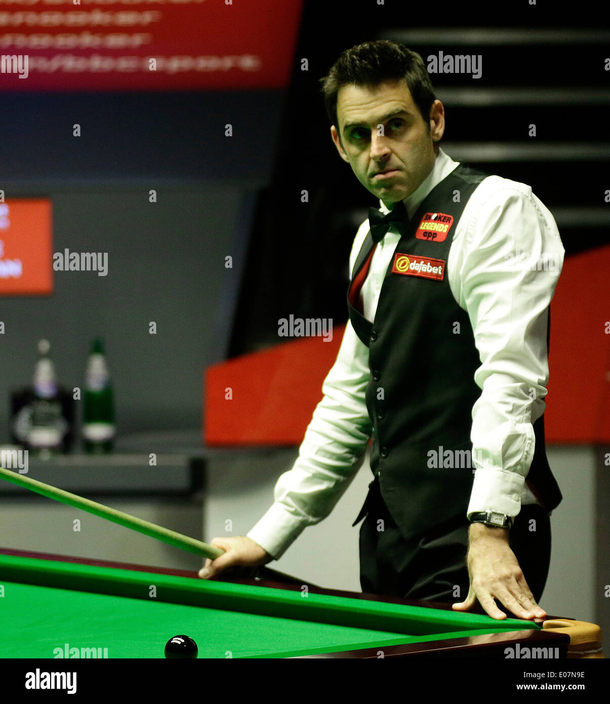 Sheffield, Royaume-Uni. Le 05 mai, 2014. Champion en titre, Ronnie O'Sullivan en action contre Mark Selby, dirige la fusée par 12 images à11 au 2014 Dafabet World Snooker Championship Final, (3ème meilleur de sessions 35 frames a joué sur 4 séances), Crucible Theatre, Sheffield, Yorkshire, Angleterre. © Jimmy Whhittee/Alamy Live News Crédit : Jimmy Whhittee/Alamy Live News Banque D'Images