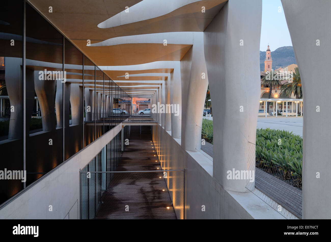 Façade d'entrée du Musée Jean Cocteau par Rudy Ricciotti au crépuscule Menton Alpes-Maritimes France Banque D'Images