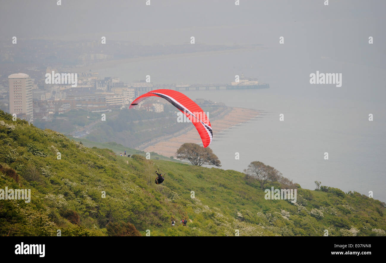 Un parapentiste tire le meilleur de l'accueil chaleureux de l'ascendance thermique au large de Beachy Head aujourd'hui près de Eastbourne Banque D'Images