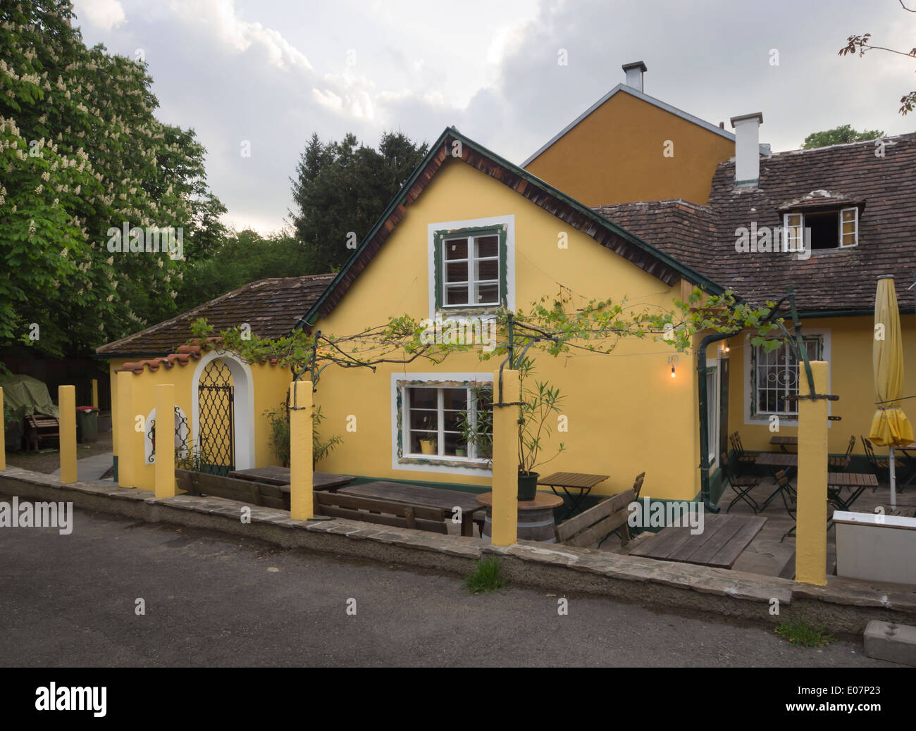 Un restaurant bierstube et Heuriger à Grinzing Vienne Autriche, type d'une taverne où vous pourrez déguster les vins locaux Banque D'Images