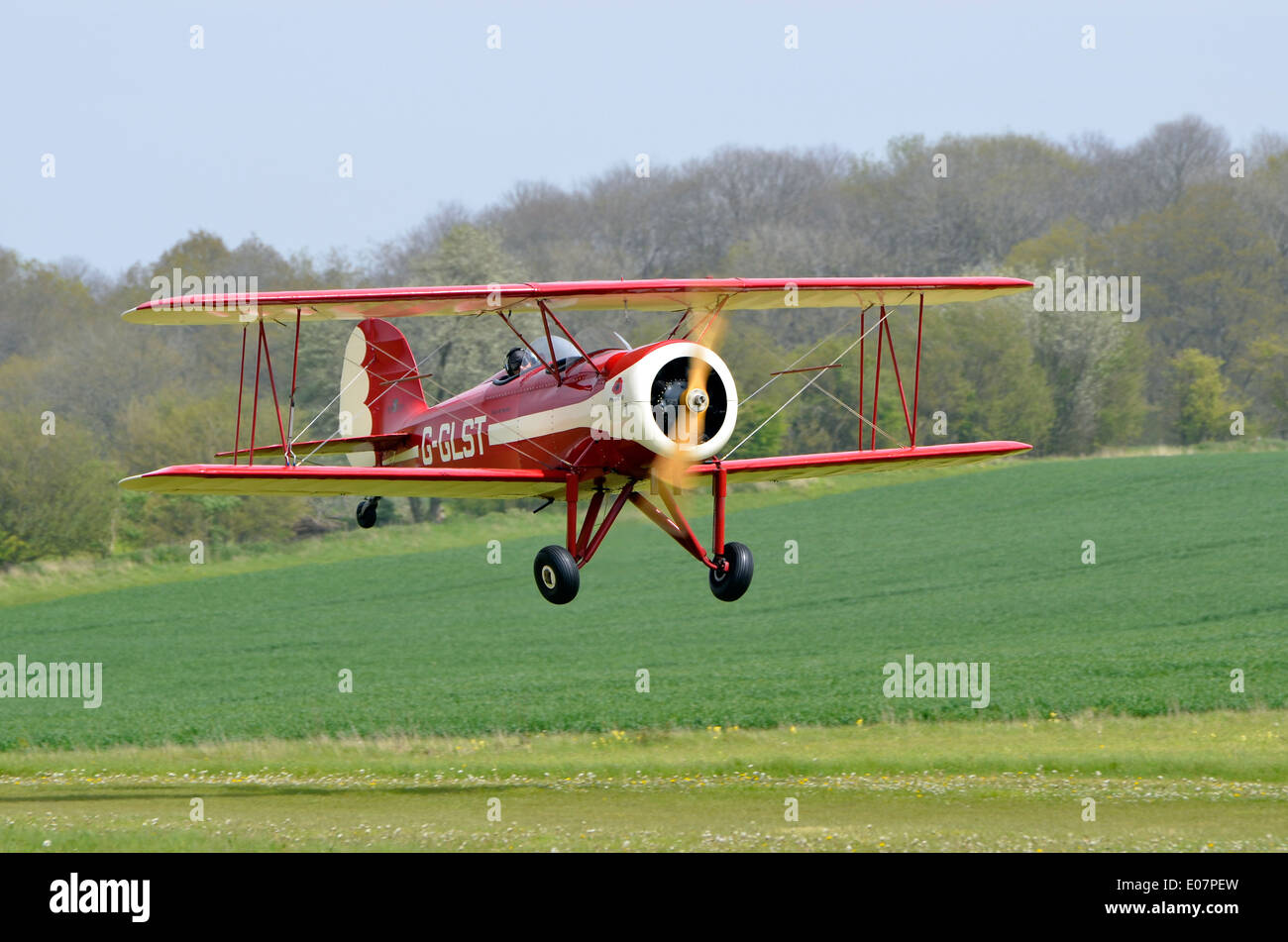 Grands Lacs réplique entraîneur sportif biplan, G-GLST décollant de la piste en herbe à l'Aérodrome de Popham, Hampshire Banque D'Images