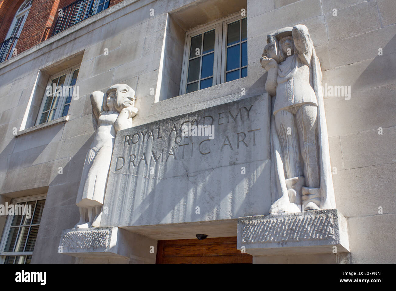 RADA Royal Academy of Dramatic Arts entrée de l'édifice avec des sculptures en pierre Gower Street Bloomsbury Londres Angleterre Royaume-uni Banque D'Images
