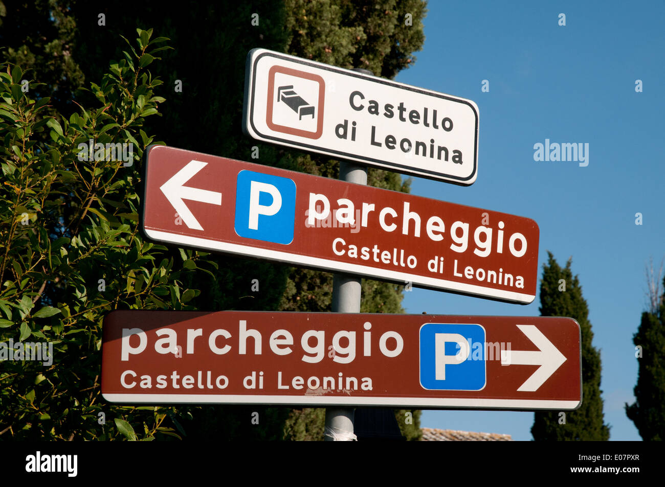 Les panneaux pour Castello di Leonina et parking en Toscane Italie Banque D'Images