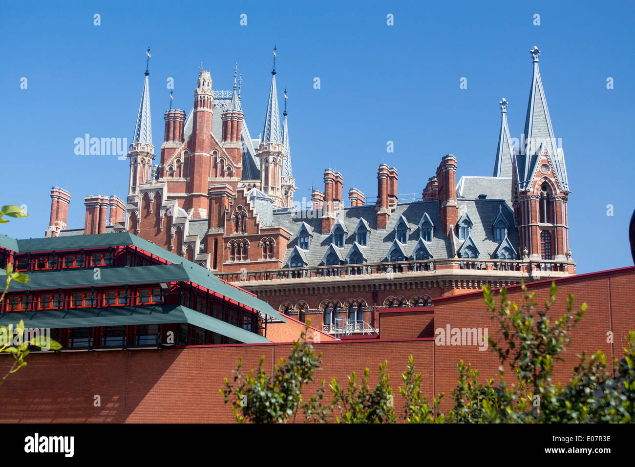 La gare St Pancras, tours et tourelles toiture vu de British Library Euston Road London England UK Banque D'Images