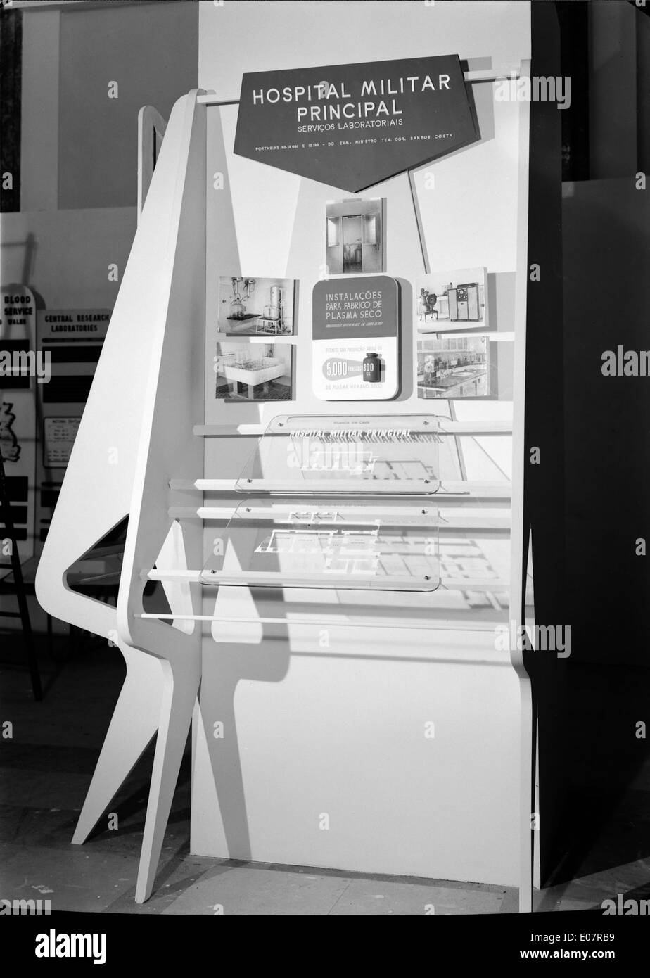Le Exposição Mundial do Sangue (exposition mondiale du sang) de 1951 à Porto, au Portugal, s’est concentré sur les progrès scientifiques et médicaux dans la recherche sur le sang. Il a présenté les efforts mondiaux dans les transfusions sanguines, l'hémothérapie et l'étude des maladies du sang, attirant l'attention internationale sur les progrès médicaux. Banque D'Images